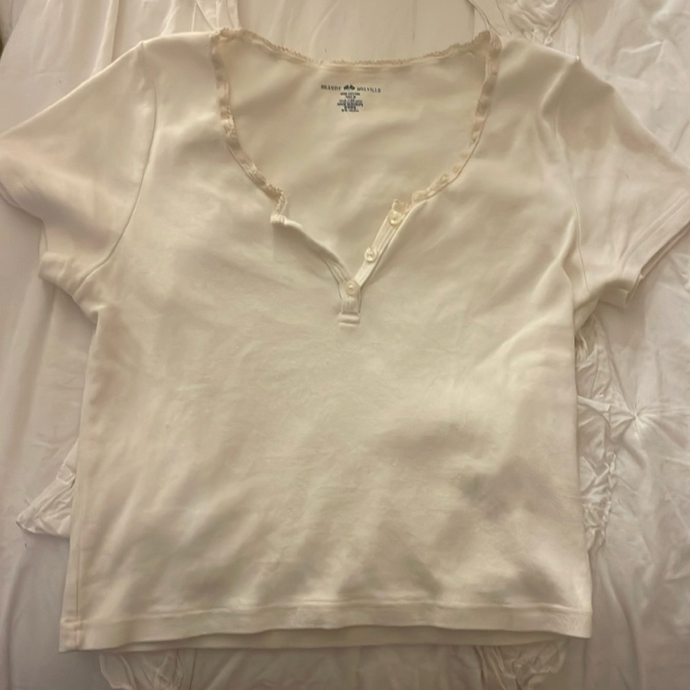 In perfect shape, Brandy Melville short sleeve shirt. Basic top in color cream.